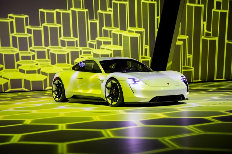 porsche quyet tam day manh nang luc cong nghe so voi trung tam so hoa moi