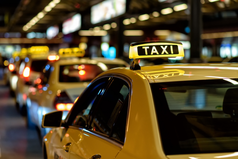 Ra sân bay, tự lái hay taxi? ra san bay tu lai hay taxi