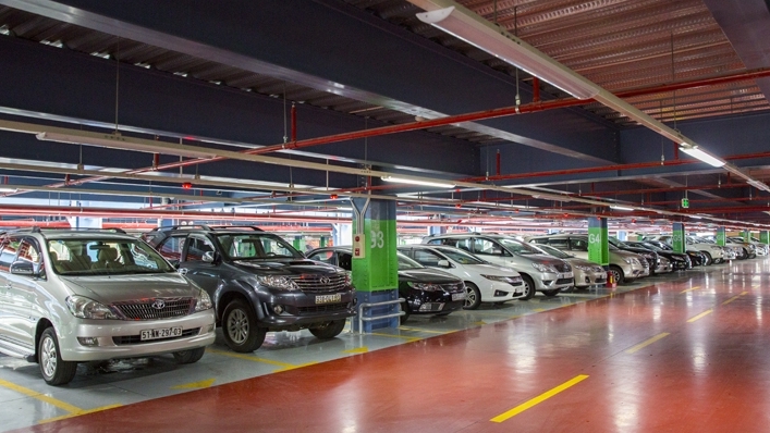 Ra sân bay, tự lái hay taxi?