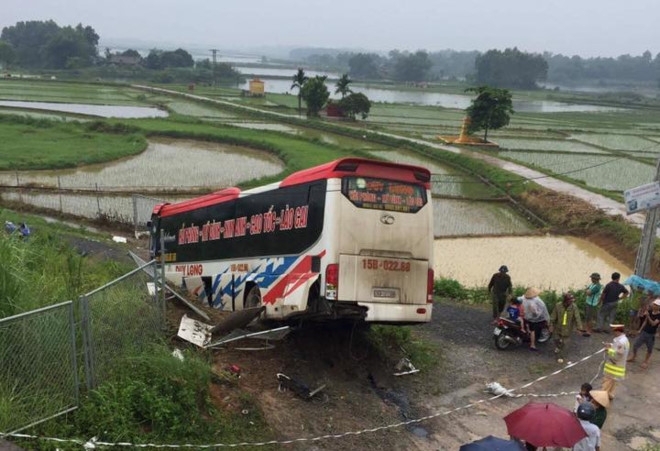 Xe khách nổ lốp trên cao tốc Hà Nội - Lào Cai, 13 người bị thương xe khach no lop tren cao toc ha noi lao cai 13 nguoi bi thuong