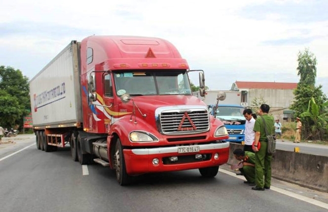 Khởi tố vụ án tài xế xe container hất CSGT xuống đường khoi to vu an tai xe xe container hat csgt xuong duong
