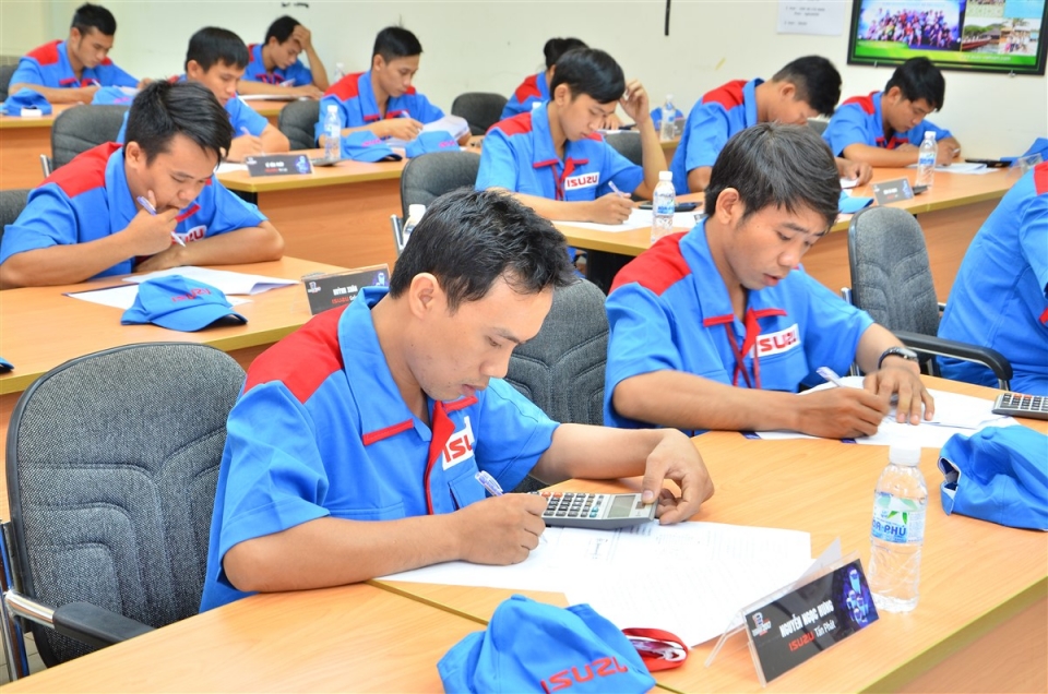 Sôi động hội thi tay nghề kỹ thuật viên Isuzu toàn quốc 2017 soi dong hoi thi tay nghe ky thuat vien isuzu toan quoc 2017