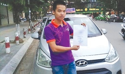 Xử phạt lái xe không mang giấy tờ gốc: Bộ Ngành lúng túng, người dân lãnh đủ xu phat lai xe khong mang giay to goc bo nganh lung tung nguoi dan lanh du