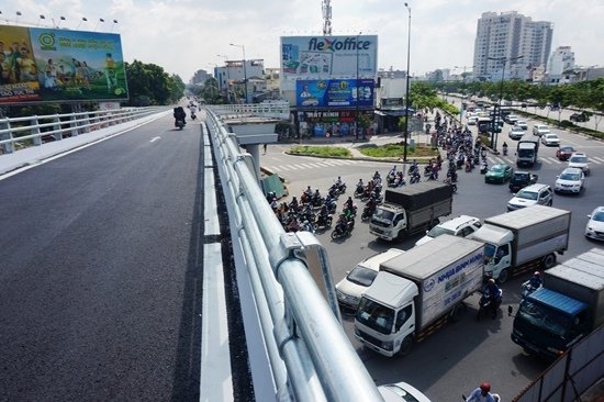 Tồn tại bất cập giao thông ở cửa ngõ Tân Sơn Nhất sau thông xe cầu vượt ton tai bat cap giao thong o cua ngo tan son nhat sau thong xe cau vuot