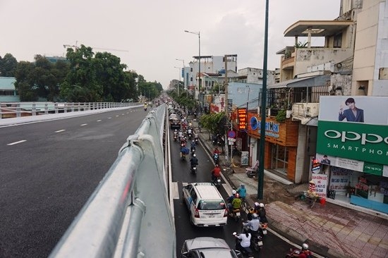 Tồn tại bất cập giao thông ở cửa ngõ Tân Sơn Nhất sau thông xe cầu vượt ton tai bat cap giao thong o cua ngo tan son nhat sau thong xe cau vuot