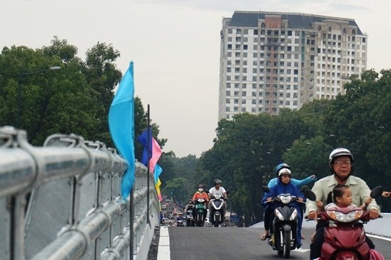 Tồn tại bất cập giao thông ở cửa ngõ Tân Sơn Nhất sau thông xe cầu vượt ton tai bat cap giao thong o cua ngo tan son nhat sau thong xe cau vuot