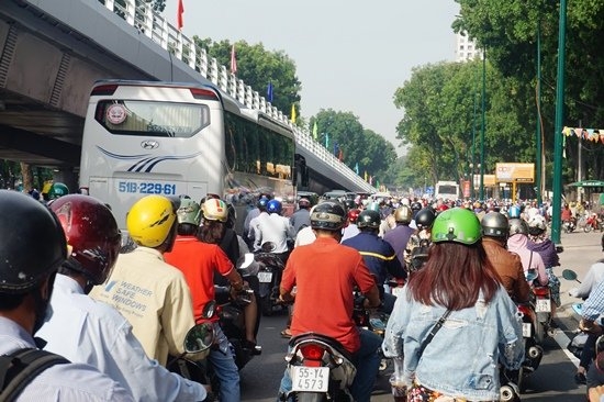 Tồn tại bất cập giao thông ở cửa ngõ Tân Sơn Nhất sau thông xe cầu vượt ton tai bat cap giao thong o cua ngo tan son nhat sau thong xe cau vuot