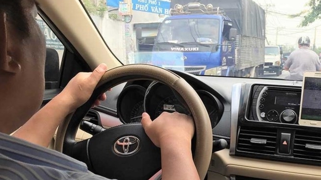 Không thể cấm dịch vụ đi chung xe của Uber, Grab