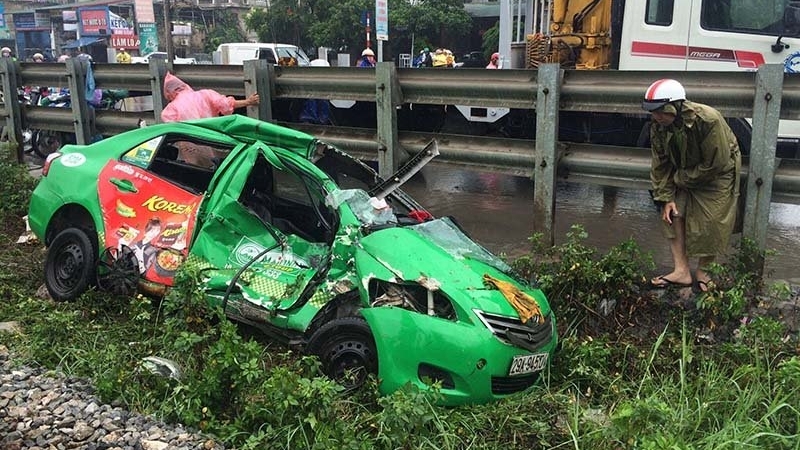 Hà Nội: Tàu hỏa kéo lê taxi, tài xế nguy kịch