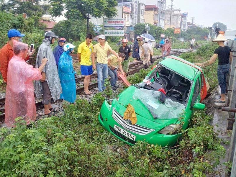 Hà Nội: Tàu hỏa kéo lê taxi, tài xế nguy kịch ha noi tau hoa keo le taxi tai xe nguy kich