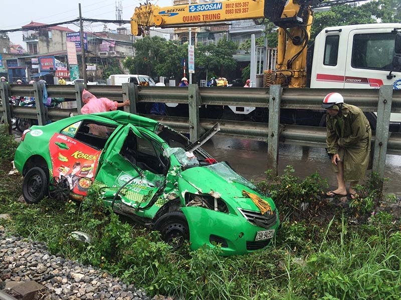 Hà Nội: Tàu hỏa kéo lê taxi, tài xế nguy kịch ha noi tau hoa keo le taxi tai xe nguy kich