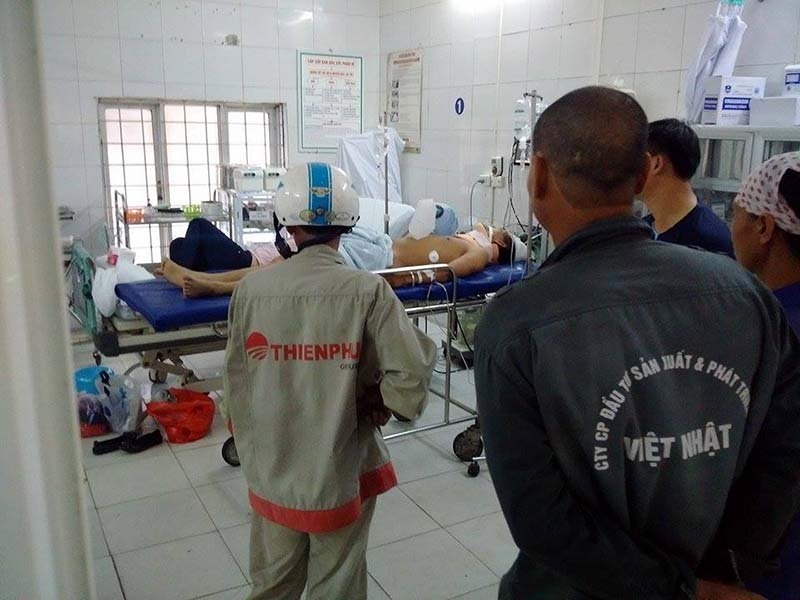 Hà Nội: Tàu hỏa kéo lê taxi, tài xế nguy kịch ha noi tau hoa keo le taxi tai xe nguy kich