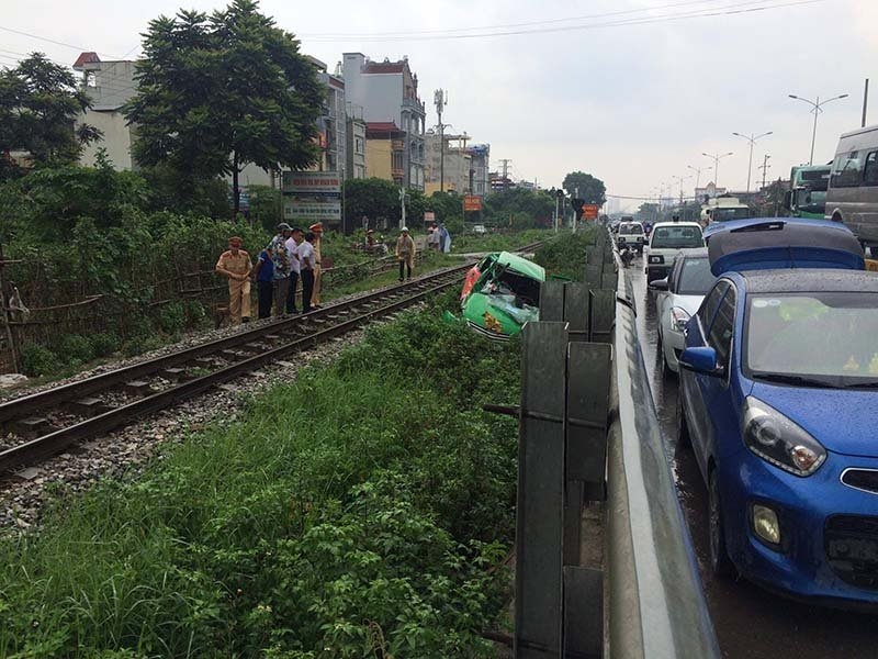 Hà Nội: Tàu hỏa kéo lê taxi, tài xế nguy kịch ha noi tau hoa keo le taxi tai xe nguy kich
