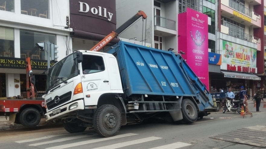 TP HCM: Xe rác sụp "hố tử thần" giữa đường, ùn tắc giao thông nghiêm trọng