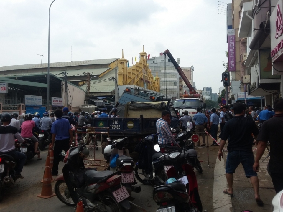 TP HCM: Xe rác sụp "hố tử thần" giữa đường, ùn tắc giao thông nghiêm trọng tp hcm xe rac sup ho tu than giua duong un tac giao thong nghiem trong