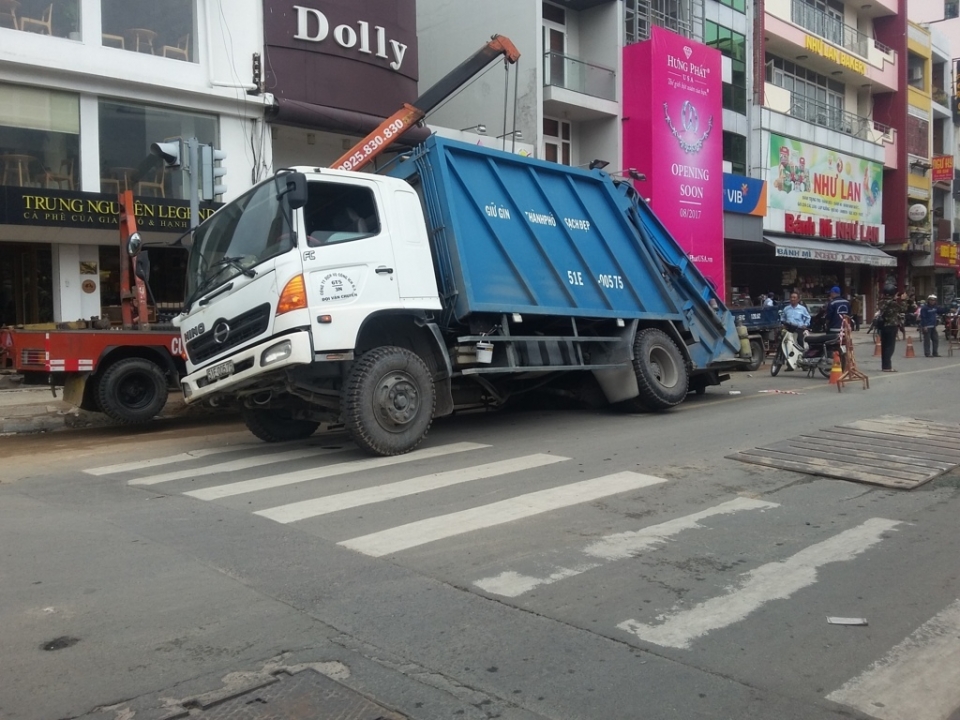 TP HCM: Xe rác sụp "hố tử thần" giữa đường, ùn tắc giao thông nghiêm trọng tp hcm xe rac sup ho tu than giua duong un tac giao thong nghiem trong