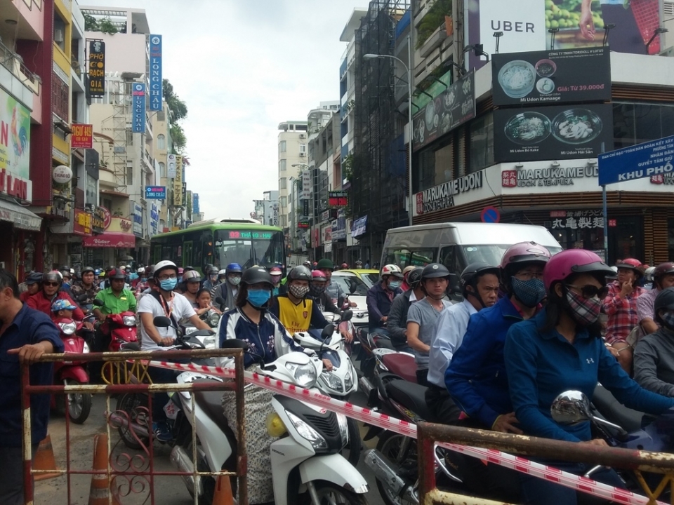 TP HCM: Xe rác sụp "hố tử thần" giữa đường, ùn tắc giao thông nghiêm trọng tp hcm xe rac sup ho tu than giua duong un tac giao thong nghiem trong