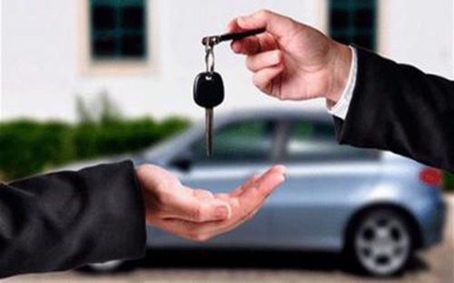 Nhiều ngân hàng đã có khách hàng yêu cầu được nhận lại bản chính giấy đăng ký xe đang thế chấp tại ngân hàng do bị xử phạt khi sử dụng bản sao giấy đăng ký xe có xác nhận của ngân hàng nhận thế chấp. 3047-o-to