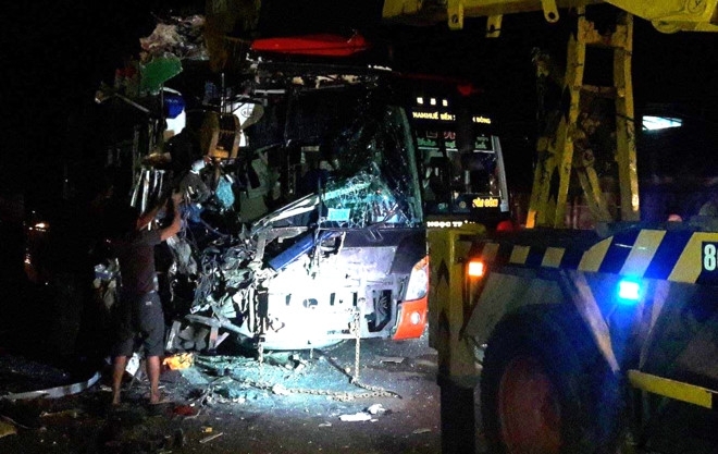 Tai nạn liên hoàn giữa 3 xe khách trên quốc lộ 1, 3 người tử vong tai nan lien hoan giua 3 xe khach tren quoc lo 1 3 nguoi tu vong