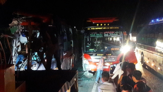 Tai nạn liên hoàn giữa 3 xe khách trên quốc lộ 1, 3 người tử vong tai nan lien hoan giua 3 xe khach tren quoc lo 1 3 nguoi tu vong