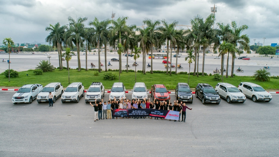tung bung ngay hoi offline cua nhung nguoi me xe isuzu mu x tai ha noi