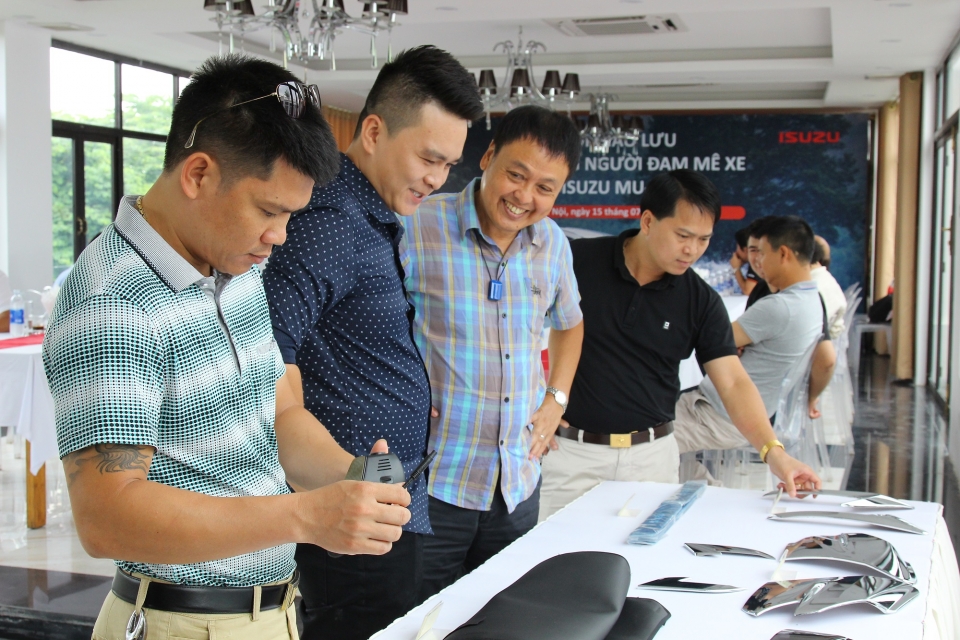 tung bung ngay hoi offline cua nhung nguoi me xe isuzu mu x tai ha noi