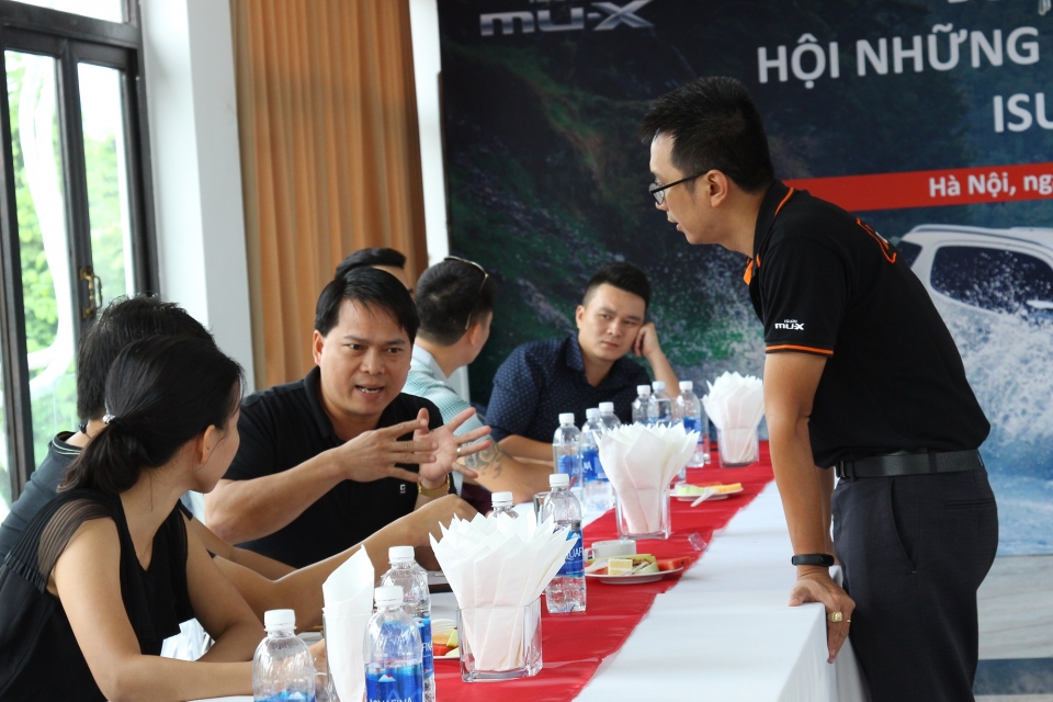 tung bung ngay hoi offline cua nhung nguoi me xe isuzu mu x tai ha noi