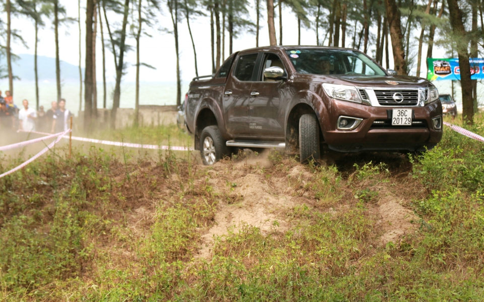 cau lac bo nissan navara chao mung sinh nhat lan thu 2