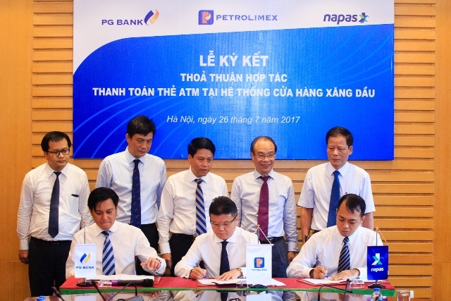 Có thể mua xăng bằng thẻ ATM của 41 ngân hàng từ 1/8 co the mua xang bang the atm cua 41 ngan hang tu 18