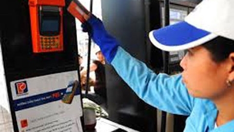 Có thể mua xăng bằng thẻ ATM của 41 ngân hàng từ 1/8