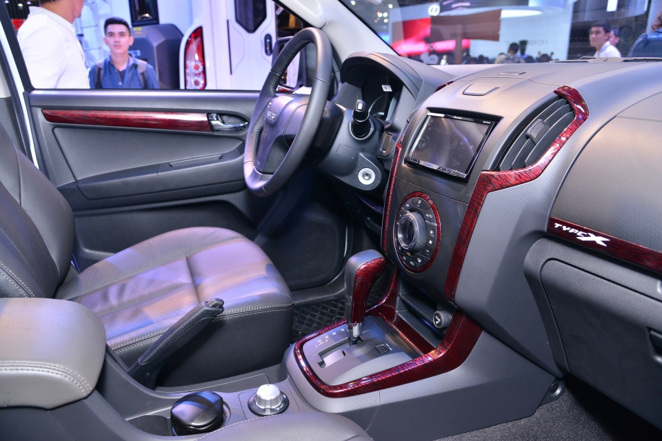 Isuzu mu-X và D-MAX 2017: Bộ đôi ấn tượng tại VMS 2017 isuzu mu x va d max 2017 bo doi an tuong tai vms 2017