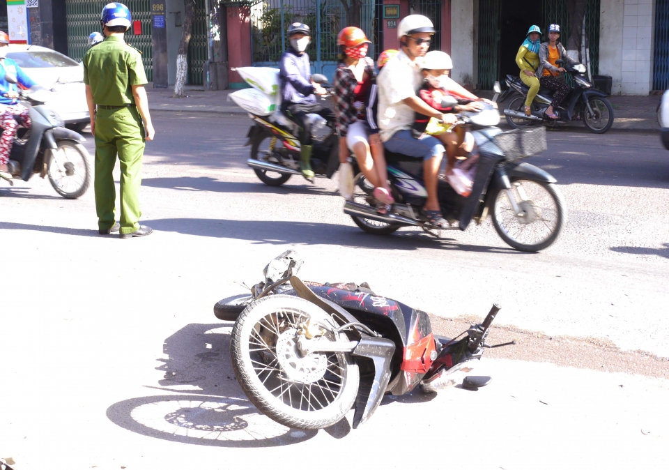 Ô tô 'điên' tông liên tiếp 6 xe máy, nhiều người bị thương o to dien tong lien tiep 6 xe may nhieu nguoi bi thuong
