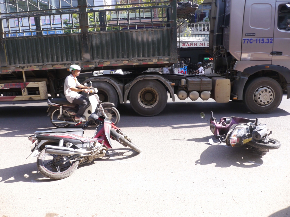Ô tô 'điên' tông liên tiếp 6 xe máy, nhiều người bị thương o to dien tong lien tiep 6 xe may nhieu nguoi bi thuong