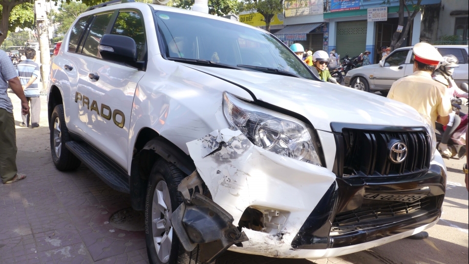 Ô tô 'điên' tông liên tiếp 6 xe máy, nhiều người bị thương