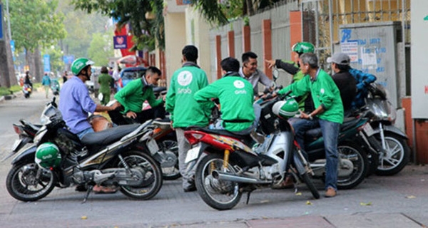 Nhiều ý kiến trái chiều về việc GrabBike tăng phí sử dụng dịch vụ nhieu y kien trai chieu ve viec grabbike tang phi su dung dich vu