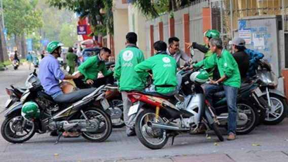 Nhiều ý kiến trái chiều về việc GrabBike tăng phí sử dụng dịch vụ