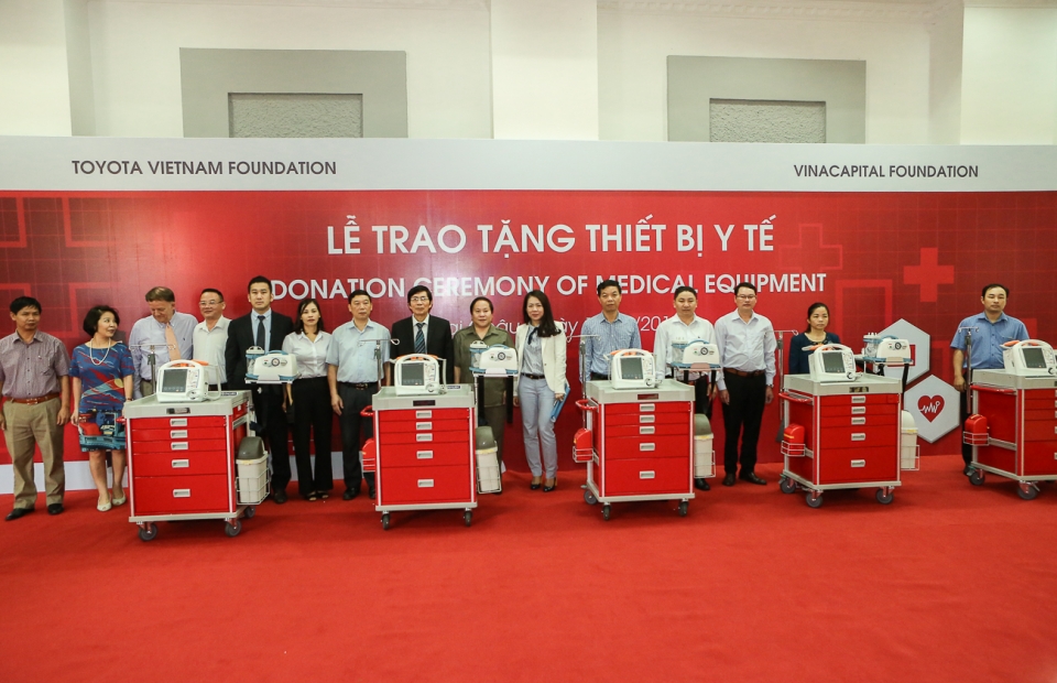 Toyota Việt Nam trao tặng xe đẩy cấp cứu cho 8 bệnh viện tỉnh Lai Châu toyota viet nam trao tang xe day cap cuu cho 8 benh vien tinh lai chau