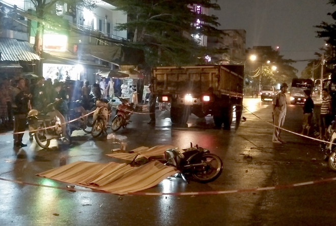 TP Hồ Chí Minh: Ba thanh niên tử vong sau va chạm với xe tải trong đêm tp ho chi minh ba thanh nien tu vong sau va cham voi xe tai trong dem