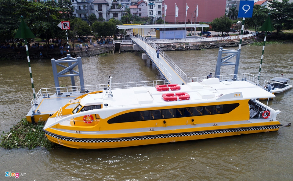 ben trong tau buyt song dau tien o tp ho chi minh