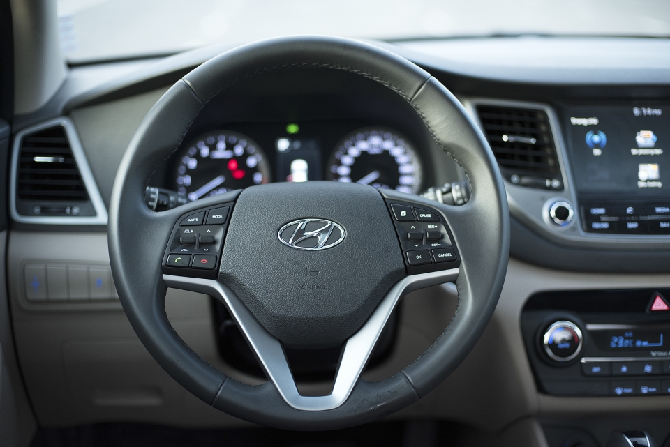 Hyundai Tucson 2017 ra mắt với động cơ tăng áp, giá từ 815 triệu đồng hyundai tucson 2017 ra mat voi dong co tang ap gia tu 815 trieu dong