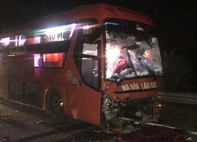 Cao tốc Nội Bài - Lào Cai: Ba xe khách đâm liên hoàn, 10 người bị thương cao toc noi bai lao cai ba xe khach dam lien hoan 10 nguoi bi thuong