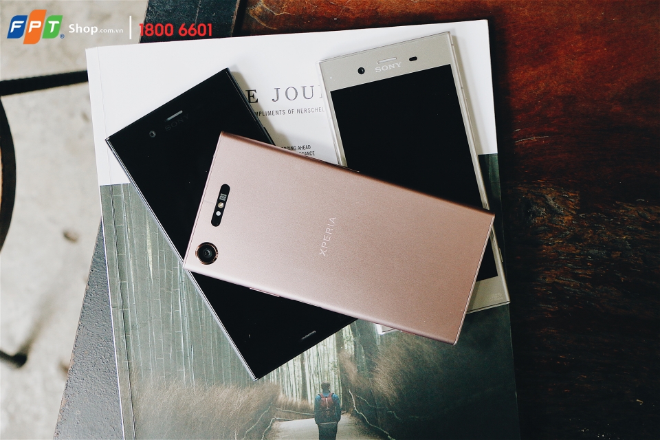fpt shop tang qua cong nghe cuc chat cho khach dat truoc sony xperia xz1