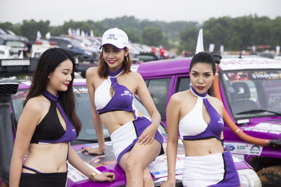 voc 2017 rang ro nhung bong hong giua chao lua
