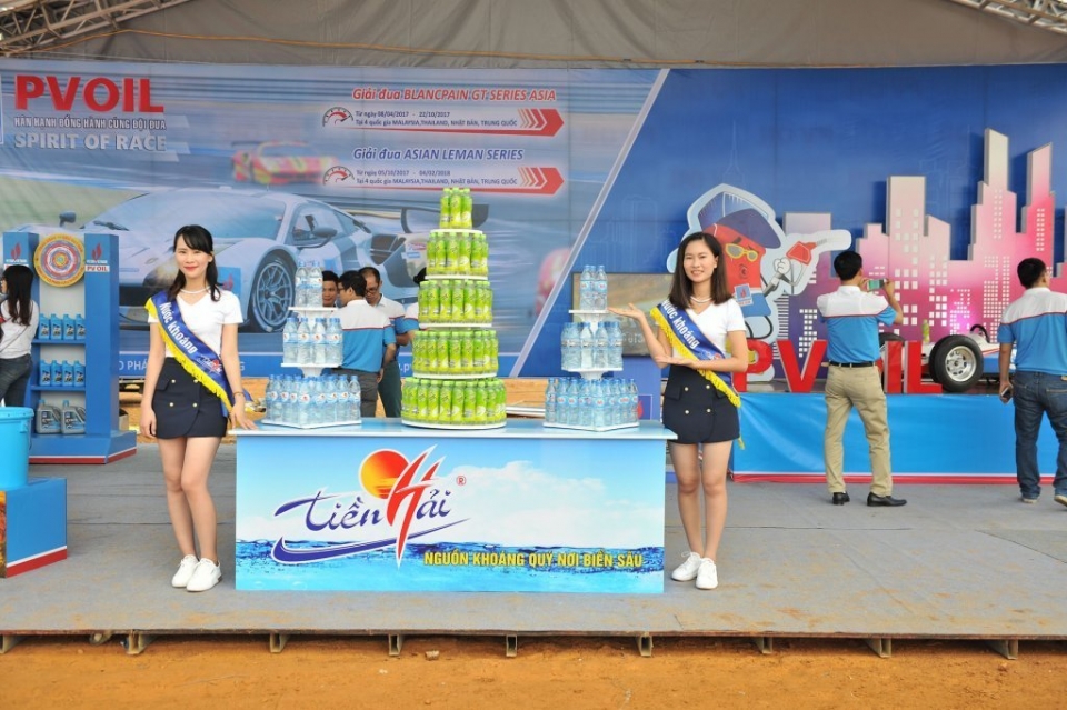 voc 2017 rang ro nhung bong hong giua chao lua