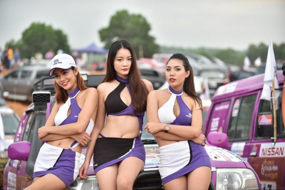 voc 2017 rang ro nhung bong hong giua chao lua