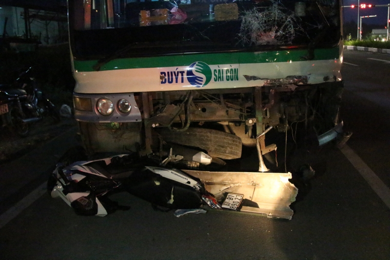 Xe buýt “điên” tông hàng loạt ô tô xe máy, cán chết một người xe buyt dien tong hang loat o to xe may can chet mot nguoi