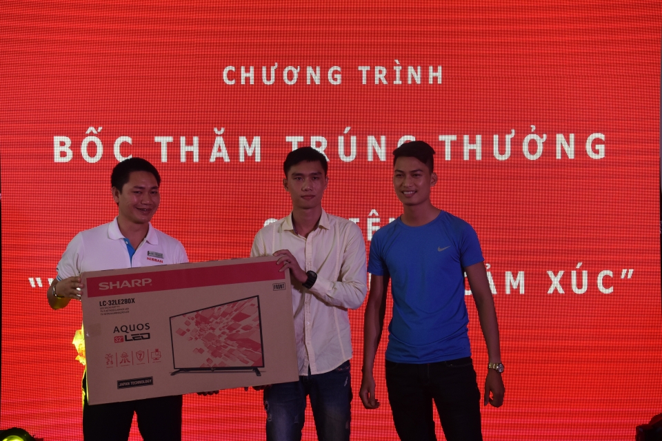 hung khoi cung su kien nissan vui cuoi tuan hoa cam xuc