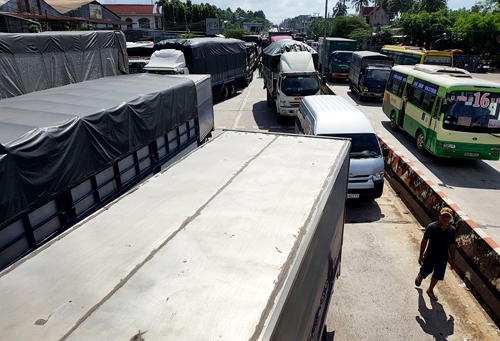 Ô tô chặn ngang BOT tuyến tránh Biên Hòa, Quốc lộ 1 tê liệt o to chan ngang bot tuyen tranh bien hoa quoc lo 1 te liet