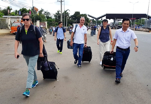Ô tô chặn ngang BOT tuyến tránh Biên Hòa, Quốc lộ 1 tê liệt o to chan ngang bot tuyen tranh bien hoa quoc lo 1 te liet