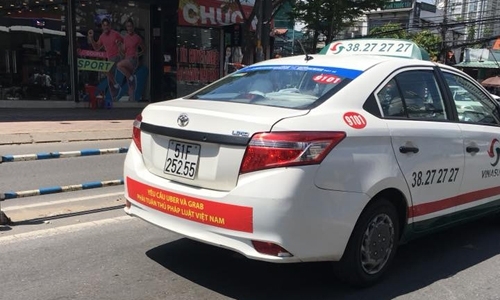 TP Hồ Chí Minh yêu cầu chấm dứt dán băng rôn phản đối Grab, Uber tp ho chi minh yeu cau cham dut dan bang ron phan doi grab uber